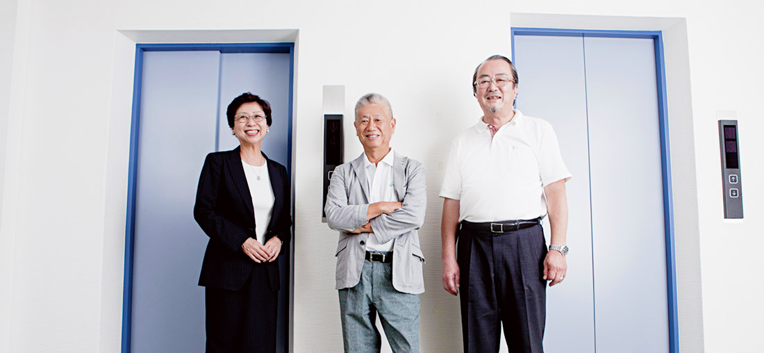 リニューアルしたエレベーター前に立つ、池松亮子氏（左）、池松武臣氏（中）、煙谷正比古氏（右）