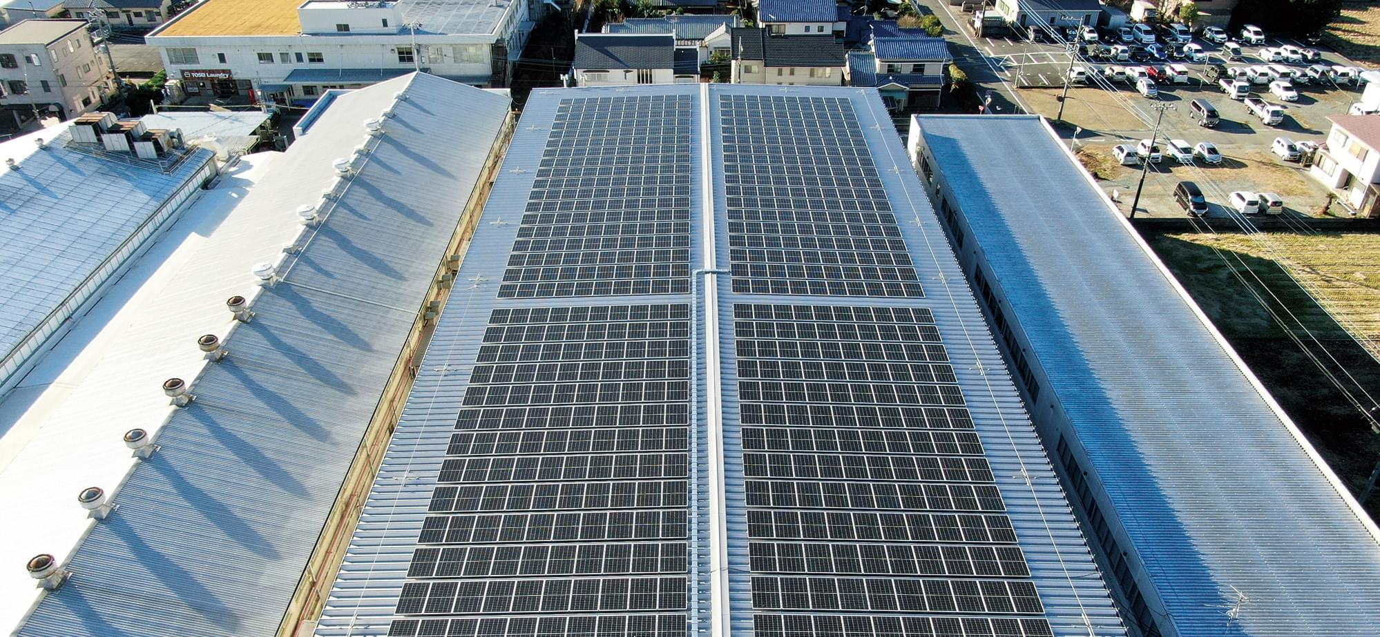 静岡事業所（静岡県伊豆の国市）の屋根上太陽光パネル