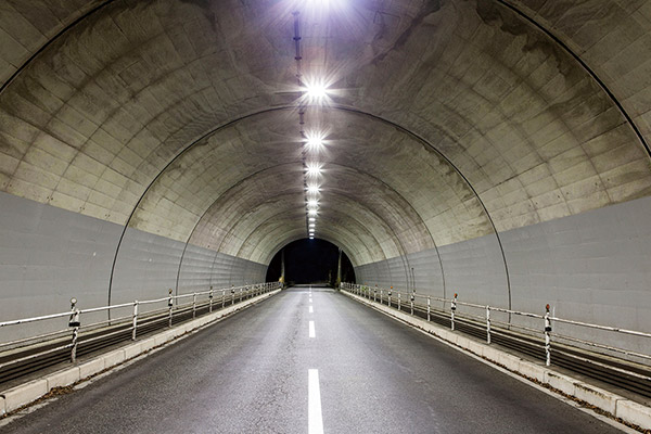 新光風台トンネル内のLED照明