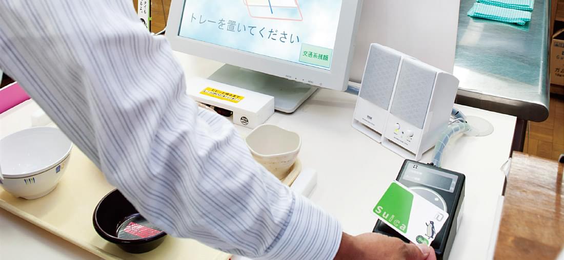 食堂でオートレジを利用しての決済シーン（その１）