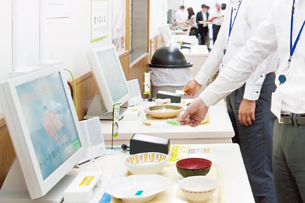 食堂でオートレジを利用しての決済シーン（その2）