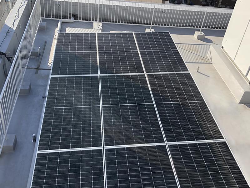 帝都交通が所有する帝都大森ビル屋上に設置された太陽光パネル