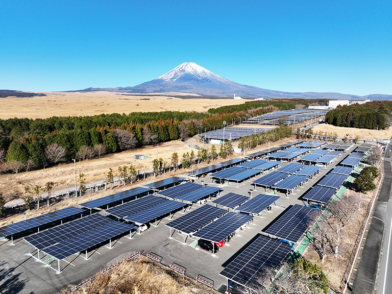 御殿場事業所の従業員向け駐車場に設置されたソーラーカーポート